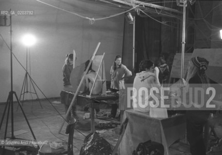 VENEZIA 1980 BIENNALE TEATRO CON DONATO SARTORI © ARCHIVIO Graziano Arici/Rosebud2  BIENNALE 80 TEATRO PERFORMANCE ALLESTIMENTO MASCHERE CALCHI CORPI NUDI CARNEVALE TEATRINO PALAZZO GRASSI