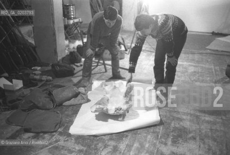 VENEZIA 1980 PREPARAZIONE CALCO DI UN CORPO PER LA BIENNALE TEATRO CON DONATO SARTORI © ARCHIVIO Graziano Arici/Rosebud2  BIENNALE 80 TEATRO PERFORMANCE ALLESTIMENTO MASCHERE CALCHI CORPI NUDI CARNEVALE TEATRINO PALAZZO GRASSI