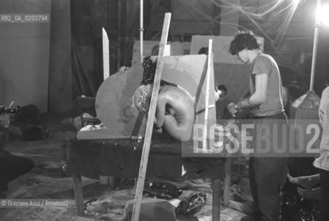 VENEZIA 1980 BIENNALE TEATRO CON DONATO SARTORI © ARCHIVIO Graziano Arici/Rosebud2  BIENNALE 80 TEATRO PERFORMANCE ALLESTIMENTO MASCHERE CALCHI CORPI NUDI CARNEVALE TEATRINO PALAZZO GRASSI