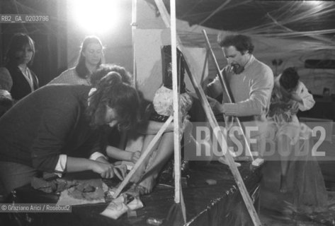 VENEZIA 1980 BIENNALE TEATRO CON DONATO SARTORI © ARCHIVIO Graziano Arici/Rosebud2  BIENNALE 80 TEATRO PERFORMANCE ALLESTIMENTO MASCHERE CALCHI CORPI NUDI CARNEVALE TEATRINO PALAZZO GRASSI