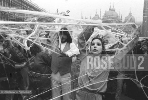 VENEZIA 1980 PERFORMANCE DIRETTA DA DONATO SARTORI © ARCHIVIO Graziano Arici/Rosebud2  BIENNALE 80 TEATRO LABORATORIO AMBIENTAZIONE PIAZZA SAN MARCO PERFORMANCE CARNEVALE