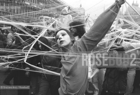 VENEZIA 1980 PERFORMANCE DIRETTA DA DONATO SARTORI © ARCHIVIO Graziano Arici/Rosebud2  BIENNALE 80 TEATRO LABORATORIO AMBIENTAZIONE PIAZZA SAN MARCO PERFORMANCE CARNEVALE MASCHERE