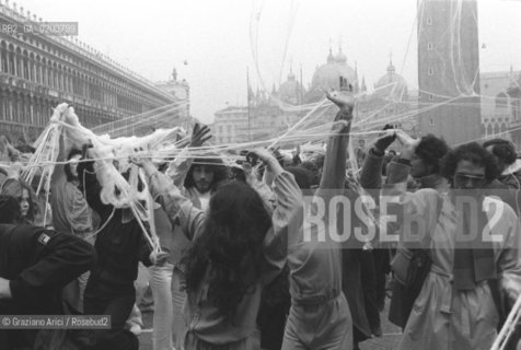 VENEZIA 1980 PERFORMANCE DIRETTA DA DONATO SARTORI © ARCHIVIO Graziano Arici/Rosebud2  BIENNALE 80 TEATRO LABORATORIO AMBIENTAZIONE PIAZZA SAN MARCO PERFORMANCE CARNEVALE MASCHERE