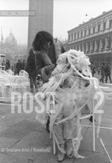 VENEZIA 1980 PERFORMANCE DIRETTA DA DONATO SARTORI © ARCHIVIO Graziano Arici/Rosebud2  BIENNALE 80 TEATRO LABORATORIO AMBIENTAZIONE PIAZZA SAN MARCO PERFORMANCE CARNEVALE MASCHERE
