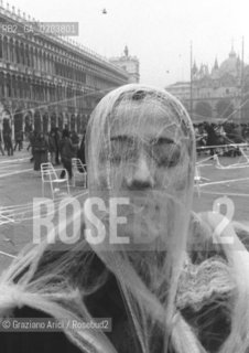 VENEZIA 1980 PERFORMANCE DIRETTA DA DONATO SARTORI © ARCHIVIO Graziano Arici/Rosebud2  BIENNALE 80 TEATRO LABORATORIO AMBIENTAZIONE PIAZZA SAN MARCO PERFORMANCE CARNEVALE MASCHERE