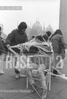 VENEZIA 1980 PERFORMANCE DIRETTA DA DONATO SARTORI © ARCHIVIO Graziano Arici/Rosebud2  BIENNALE 80 TEATRO LABORATORIO AMBIENTAZIONE PIAZZA SAN MARCO PERFORMANCE CARNEVALE MASCHERE