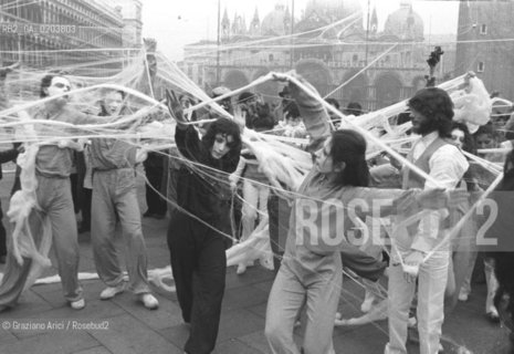 VENEZIA 1980 PERFORMANCE DIRETTA DA DONATO SARTORI © ARCHIVIO Graziano Arici/Rosebud2  BIENNALE 80 TEATRO LABORATORIO AMBIENTAZIONE PIAZZA SAN MARCO PERFORMANCE CARNEVALE MASCHERE