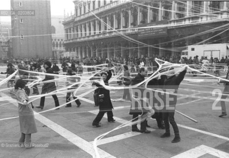 VENEZIA 1980 PERFORMANCE DIRETTA DA DONATO SARTORI © ARCHIVIO Graziano Arici/Rosebud2  BIENNALE 80 TEATRO LABORATORIO AMBIENTAZIONE PIAZZA SAN MARCO PERFORMANCE CARNEVALE MASCHERE