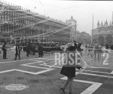 VENEZIA 1980 PERFORMANCE DIRETTA DA DONATO SARTORI © ARCHIVIO Graziano Arici/Rosebud2  BIENNALE 80 TEATRO LABORATORIO AMBIENTAZIONE PIAZZA SAN MARCO PERFORMANCE CARNEVALE MASCHERE
