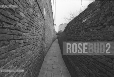 VENEZIA 1977 CALLE DELLA GIUDECCA © ARCHIVIO Graziano Arici/Rosebud2  CALLE STRETTA MATTONI ISOLA GIUDECCA VENEZIA