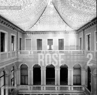VENEZIA 1985 COPERTURA DEL SALONE DI PALAZZO GRASSI © ARCHIVIO Graziano Arici/Rosebud2  COPERTURA SALONE CORTILE INTERNO PALAZZO GRASSI
