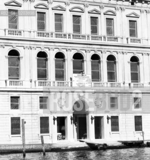 VENEZIA 1985 FACCIATA ESTERNA DI PALAZZO GRASSI © ARCHIVIO Graziano Arici/Rosebud2  FACCIATA ESTERNA CANALE VEDUTA FRONTALE PALAZZO GRASSI