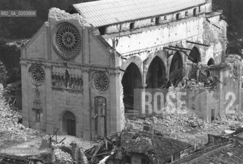 GEMONA 1977 MACERIE CHIESA SAN GIOVANNI IN GEMONA © ARCHIVIO Graziano Arici/Rosebud2  MACERIE TERREMOTO FRIULI CHIESA ROVINE
