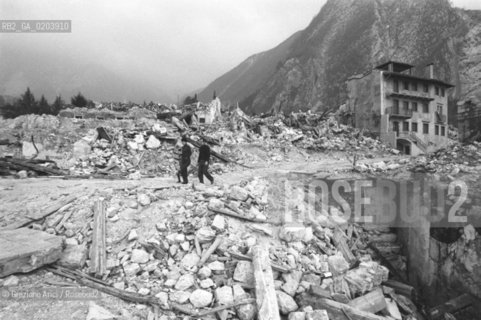 GEMONA 1977 MACERIE DOPO IL TERREMOTO DEL FRIULI © ARCHIVIO Graziano Arici/Rosebud2  MACERIE TERREMOTO FRIULI ROVINE CASE STRADE.