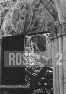 GEMONA 1977 MACERIE DEL PORTONE DELLA CHIESA SAN GIOVANNI © ARCHIVIO Graziano Arici/Rosebud2  TERREMOTO DEL FRIULI MACERIE ROVINE CHIESA INGRESSO PARTICOLARI CHIESA