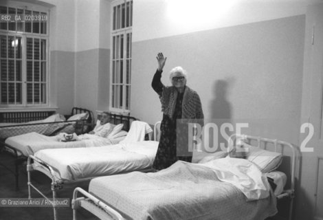 TRIESTE 1977 PAZIENTI NELLOSPEDALE PSICHIATRICO © ARCHIVIO Graziano Arici/Rosebud2  PAZIENTI OSPEDALE PSICHIATRICO PROVINCIALE TRIESTE CAMERE DA LETTO