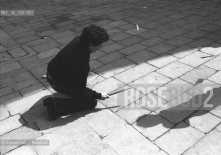 VENEZIA 1977 BAMBINO CHE GIOCA CON MASSE E PINDOLO © ARCHIVIO Graziano Arici/Rosebud2  GIOCHI BAMBINI MASSE E PINDOLO CAMPO SAN SILVESTRO