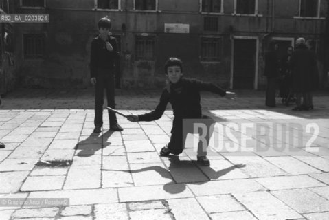 VENEZIA 1977 BAMBINI CHE GIOCANO CON MASSE E PINDOLO © ARCHIVIO Graziano Arici/Rosebud2  GIOCHI BAMBINI MASSE E PINDOLO CAMPO