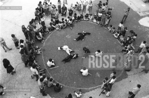 VENEZIA 1977 BAMBINI CHE GIOCANO IN CAMPO © ARCHIVIO Graziano Arici/Rosebud2  SANTA MARTA VENEZIA BAMBINI GIOCHI