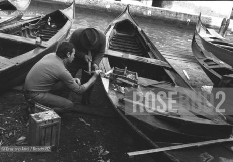VENEZIA 1977 COSTRUZIONE GONDOLE © ARCHIVIO Graziano Arici/Rosebud2  SQUERO SAN TROVASO GONDOLE LABORATORIO COSTRUZIONE GONDOLE