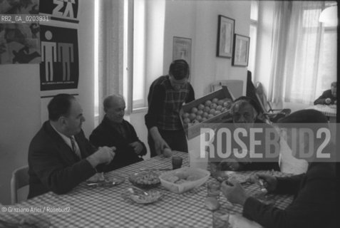 TRIESTE 1977 PAZIENTI DELLOSPEDALE PSICHIATRICO A PRANZO © ARCHIVIO Graziano Arici/Rosebud2  OSPEDALE PROVINCIALE PSICHIATRICO TRIESTE PSICHIATRA FRANCO BASAGLIA PAZIENTI SALA DA PRANZO
