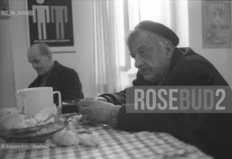 TRIESTE 1977 PAZIENTI DELLOSPEDALE PSICHIATRICO TRIESTE A PRANZO © ARCHIVIO Graziano Arici/Rosebud2  OSPEDALE PROVINCIALE PSICHIATRICO TRIESTE PSICHIATRA FRANCO BASAGLIA