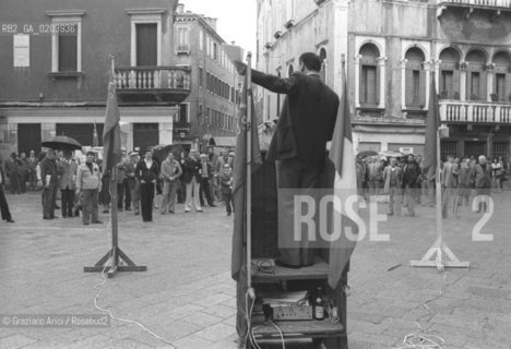VENEZIA 1977 MANIFESTAZIONE PCI CON RINO SERRI CHE PARLA © ARCHIVIO Graziano Arici/Rosebud2  CAMPO SAN LUCA POLITICA COMIZIO PARTITO COMUNISTA ITALIANO RINO SERRI