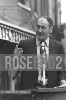 VENEZIA 1977 MANIFESTAZIONE PCI CON RINO SERRI CHE PARLA © ARCHIVIO Graziano Arici/Rosebud2  CAMPO SAN LUCA POLITICA COMIZIO PARTITO COMUNISTA ITALIANO RINO SERRI