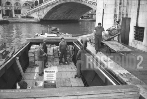VENEZIA 1977 SCARICO CASSETTE DI LEGNO A RIALTO © ARCHIVIO Graziano Arici/Rosebud2   BARCONE SCARICO MERCI RIALTO FONDAMENTA