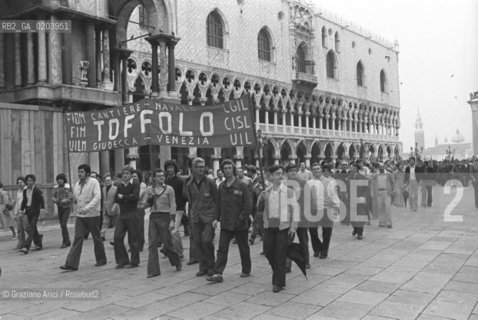 VENEZIA 1977 MANIFESTAZIONE PROTESTA METALMECCANICI © ARCHIVIO Graziano Arici/Rosebud2  PIAZZA SAN MARCO FOLLA PROTESTANTI STRISCIONI CANTIERI PORTO FLOTTA RILANCIO ECONIMIA MARITTIMA CANTIERI NAVALI