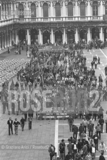 VENEZIA 1977 MANIFESTAZIONE PROTESTA METALMECCANICI © ARCHIVIO Graziano Arici/Rosebud2  PIAZZA SAN MARCO FOLLA PROTESTANTI STRISCIONI CANTIERI PORTO FLOTTA RILANCIO ECONIMIA MARITTIMA CANTIERI NAVALI