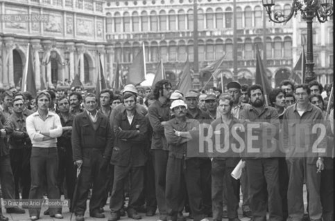 VENEZIA 1977 MANIFESTAZIONE PROTESTA METALMECCANICI © ARCHIVIO Graziano Arici/Rosebud2  PIAZZA SAN MARCO FOLLA PROTESTANTI STRISCIONI CANTIERI PORTO FLOTTA RILANCIO ECONIMIA MARITTIMA CANTIERI NAVALI