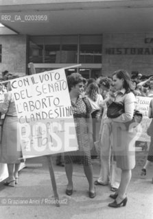 MESTRE 1977 MANIFESTAZIONE FEMMINISTE © ARCHIVIO Graziano Arici/Rosebud2   MANIFESTAZIONE DIRITTI DONNE ABORTO CORTEO STRISCIONI