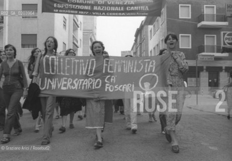 MESTRE 1977 MANIFESTAZIONE FEMMINISTE © ARCHIVIO Graziano Arici/Rosebud2   MANIFESTAZIONE DIRITTI DONNE ABORTO CORTEO STRISCIONI COLLETTIVO FEMMINISTA CA FOSCARI