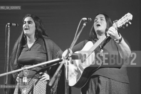 VENEZIA 1977 PRIMO PIANO LUISA RONCHINI ED EMANUELA MAGRO © ARCHIVIO Graziano Arici/Rosebud2  MUSICA POPOLARE CANZONIERE POPOLARE VENETO ALBERTO DAMICO