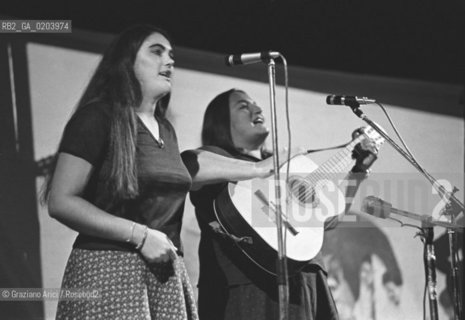 VENEZIA 1977 PRIMO PIANO LUISA RONCHINI ED EMANUELA MAGRO © ARCHIVIO Graziano Arici/Rosebud2  MUSICA POPOLARE CANZONIERE POPOLARE VENETO ALBERTO DAMICO