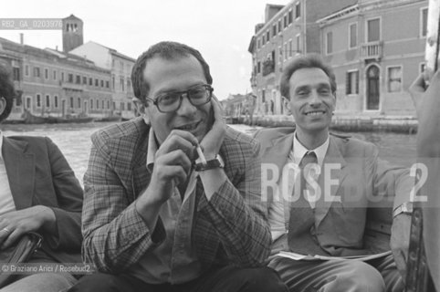 VENEZIA 1977 FRANCO MIRACCO E RINIO BRUTTOMESSO IN BARCA © ARCHIVIO Graziano Arici/Rosebud2  CAPOUFFICIO STAMPA COMUNE GIRO IN BARCA VENEZIA