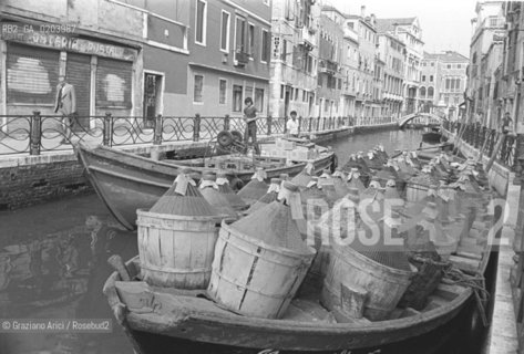 VENEZIA 1977 TRASPORTO DAMIGIANE DI VINO © ARCHIVIO Graziano Arici/Rosebud2  TRASPORTO DAMIGIANE VINO BARCONE CANALE