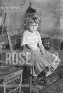 CAORLE 1977 BAMBINA SU SEDIA © ARCHIVIO Graziano Arici/Rosebud2  CASA CAMPAGNA BAMBINA CONTADINI