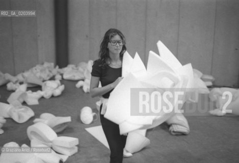 JESOLO 1977 ALLESTIMENTO MOSTRA MONACHESI © ARCHIVIO Graziano Arici/Rosebud2  ALLESTIMENTO OPERA SANTE MONACHESI MARCOCAVALLO MOSTRA