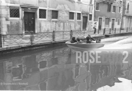 VENEZIA 1977 MOTOSCAFO IN CANALE © ARCHIVIO Graziano Arici/Rosebud2  MOTOSCAFO CANALE FONDAMENTA