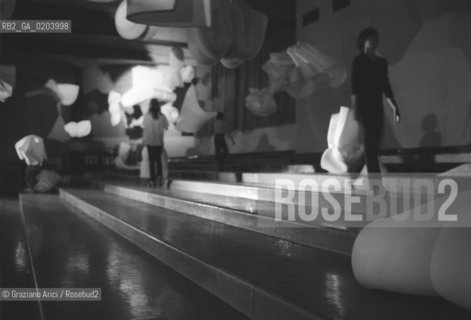 JESOLO 1977 ALLESTIMENTO MOSTRA MONACHESI © ARCHIVIO Graziano Arici/Rosebud2  ALLESTIMENTO OPERA SANTE MONACHESI MARCOCAVALLO BASAGLIA OSPEDALE PSICHIATRICO TRIESTE