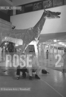 JESOLO 1977 ALLESTIMENTO MOSTRA MARCOCAVALLO E MONACHESI © ARCHIVIO Graziano Arici/Rosebud2  ALLESTIMENTO OPERA SANTE MONACHESI SCULTURA MARCOCAVALLO BASAGLIA OSPEDALE PSICHIATRICO TRIESTE