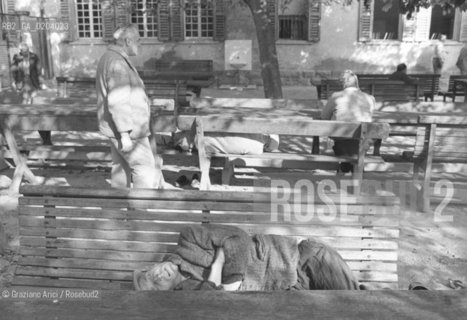 VENEZIA 1977 PAZIENTI IN GIARDINO  © ARCHIVIO Graziano Arici/Rosebud2  OSPEDALE PSICHIATRICO ISOLA SAN CLEMENTE MOSTRA TITO