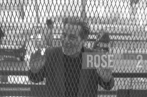 VENEZIA 1977 PAZIENTE OSPEDALE PSICHIATRICO DIETRO GRATA  © ARCHIVIO Graziano Arici/Rosebud2  OSPEDALE PSICHIATRICO ISOLA SAN CLEMENTE MOSTRA TITO