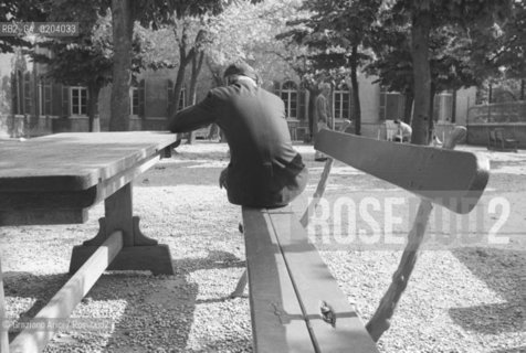 VENEZIA 1977 PAZIENTE IN GIARDINO SEDUTI SU PANCHINA © ARCHIVIO Graziano Arici/Rosebud2  OSPEDALE PSICHIATRICO ISOLA SAN CLEMENTE