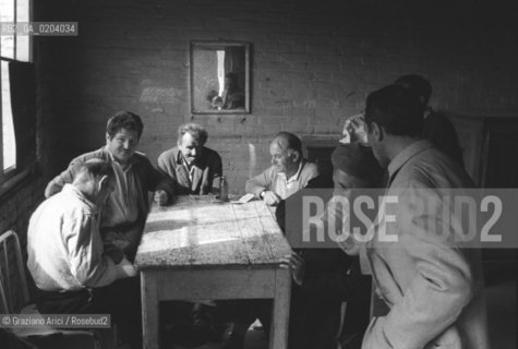 VENEZIA 1977 PAZIENTI OSPEDALE PSICHIATRICO A TAVOLA  © ARCHIVIO Graziano Arici/Rosebud2  OSPEDALE PSICHIATRICO ISOLA SAN CLEMENTE