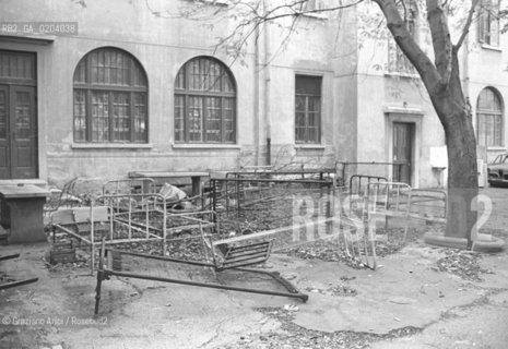 TRIESTE 1977 ESTERNI OSPEDALE PSICHIATRICO TRIESTE © ARCHIVIO Graziano Arici/Rosebud2  LETTI FERRI VECCHI GIARDINO OSPEDALE PSICHIATRICO TRIESTE FRANCO BASAGLIA