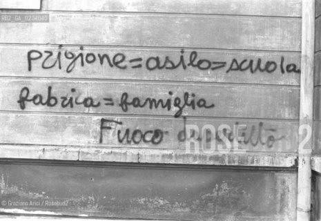 TRIESTE 1977 SCRITTE SUI MURI CONTRO MANICOMI © ARCHIVIO Graziano Arici/Rosebud2  OSPEDALE PSICHIATRICO TRIESTE BASAGLIA CHIUSURA MANICOMI SCRITTE MURI