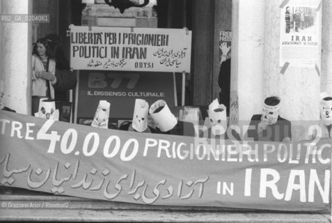 VENEZIA 1977 PROTESTA IRAN © ARCHIVIO Graziano Arici/Rosebud2  PROTESTA MANIFESTAZIONE LIBERAZIONE PRIGIONIERI POLITICI IRAN PIAZZA SAN MARCO LA BIENNALE ILDISSENSO CULTURALE